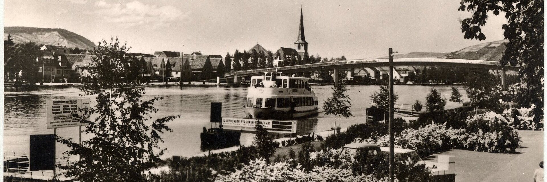 Historische Aufnahme des Mainufers in Veitshöchheim. Auf dem Main ein Ausflugsschiff