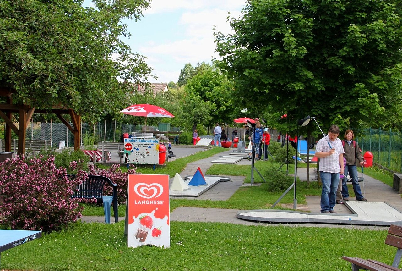 Minigolfanlage an der Mainlände Veitshöchheim.jpg