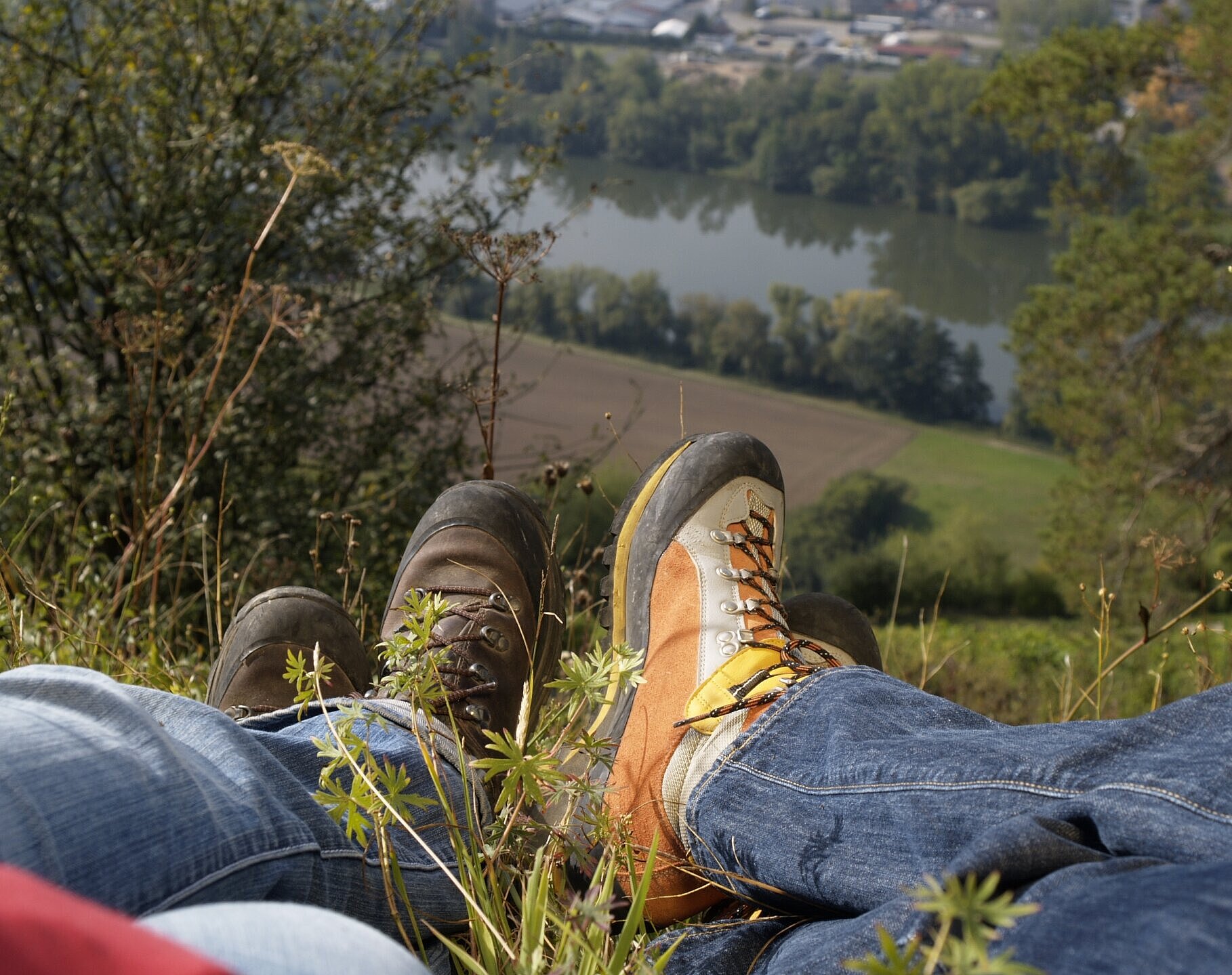 Wanderer, die ihre Wanderschuhe mit Blick ins Maintal zeigen
