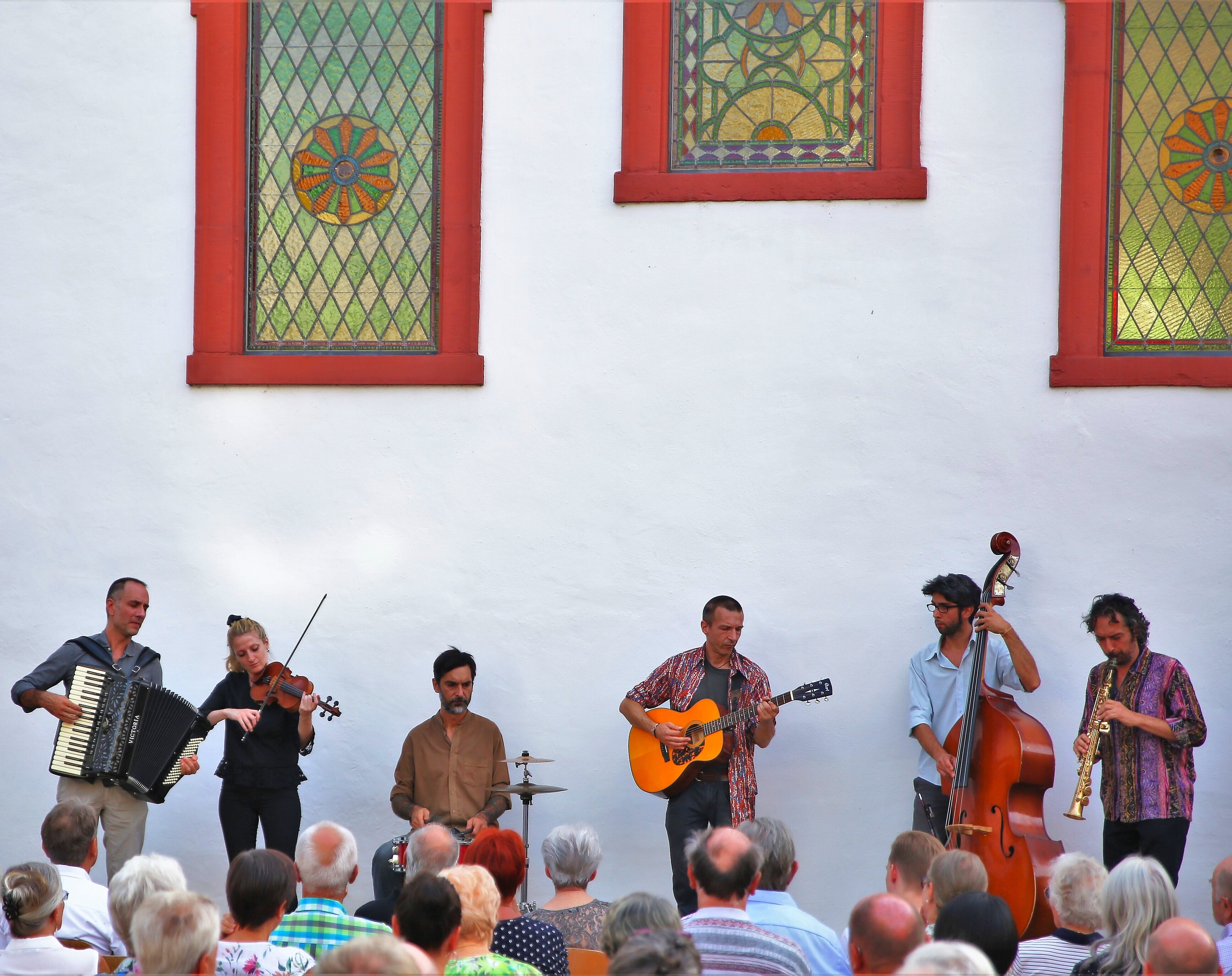 Band mit verschiedenen Instrumenten beim Konzert im Synagogenhof
