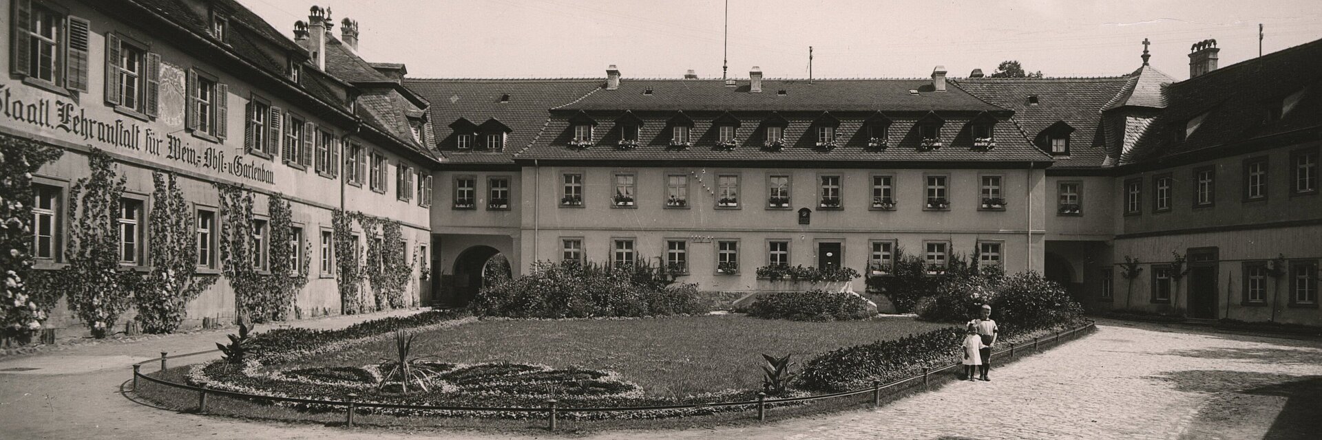 Historische Aufnahme der Landesanstalt für Wein- und Gartenbau um 1930