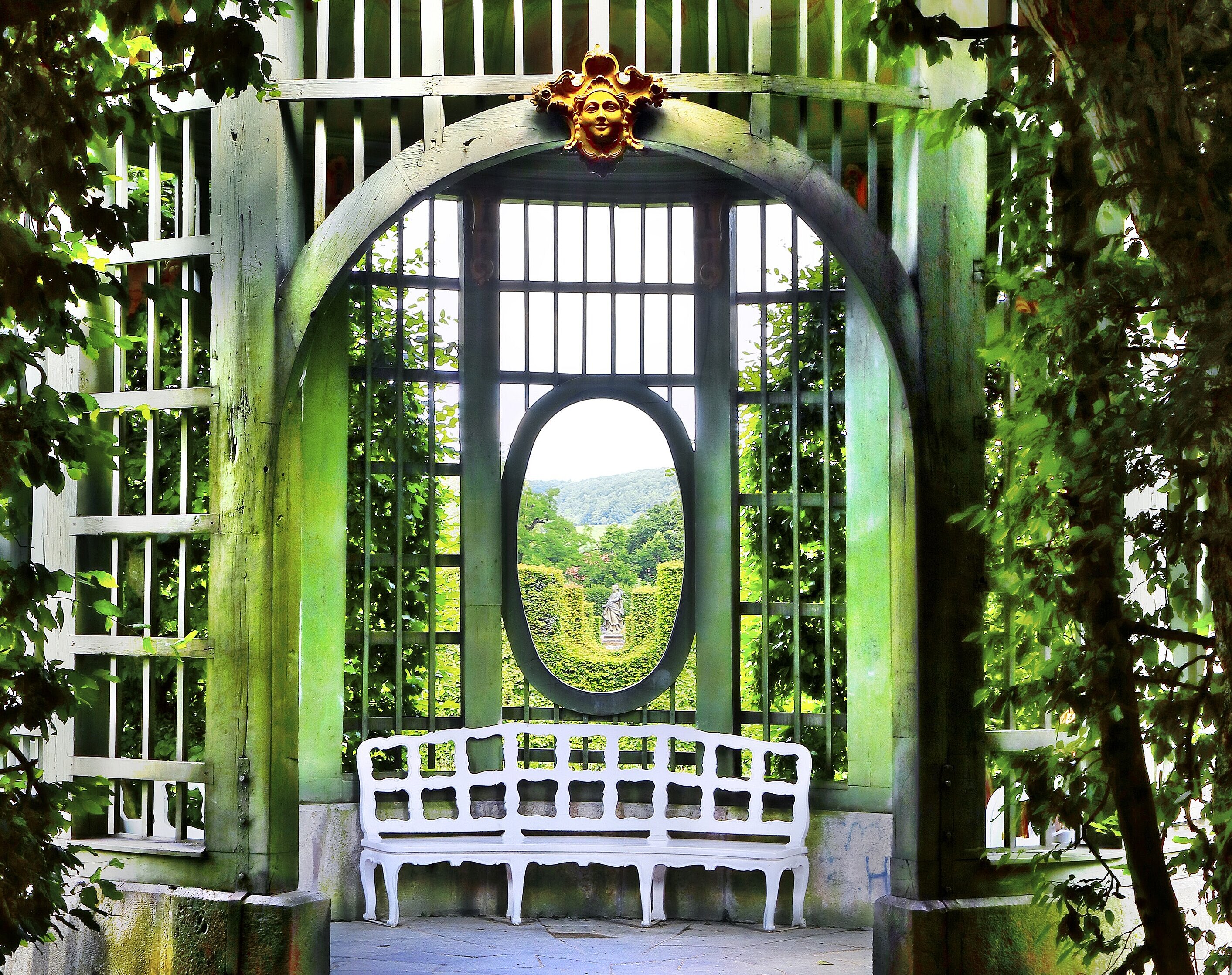Pavillon mit Sitzbank im Rokokogarten Veitshöchheim