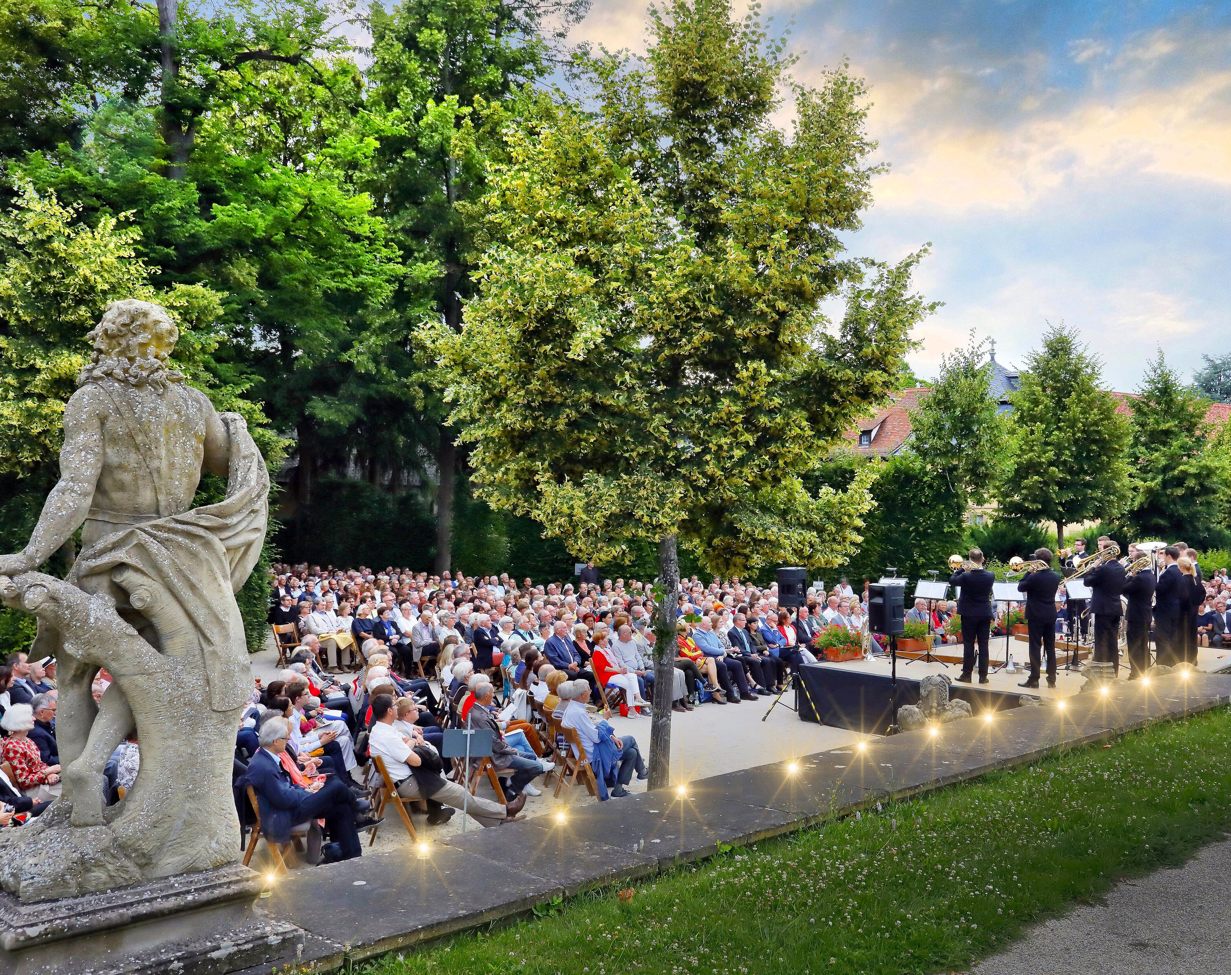 Mozartfest Serenade im Rokokogarten Veitshöchheim, links die Band, rechts das Publikum