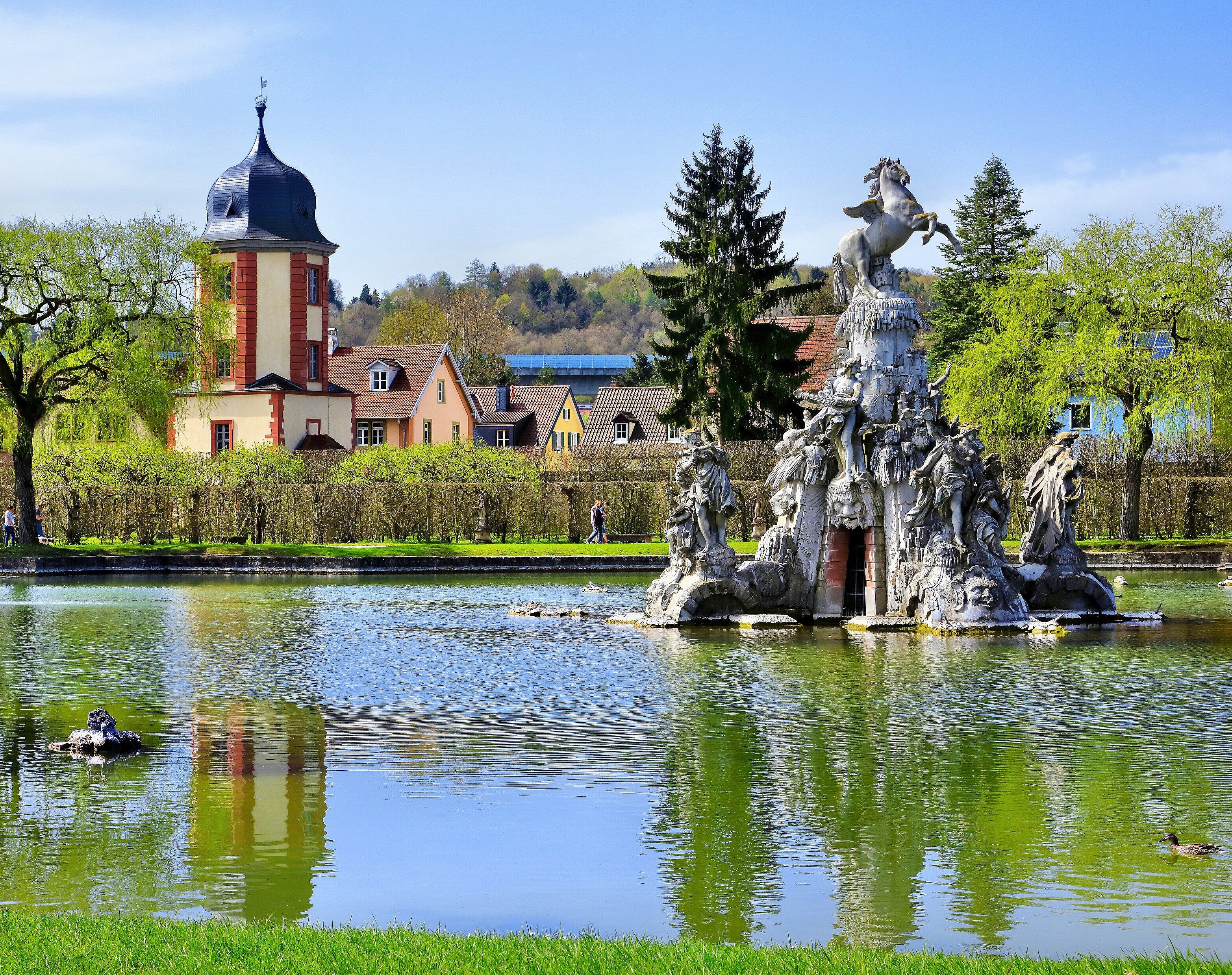 Großer See mit Musenberg Parnass im Rokokogarten Veitshöchheim