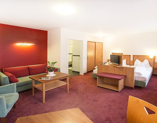 Hotelzimmer im Weißen Lamm in Veitshöchheim. Bett und Sitzecke.