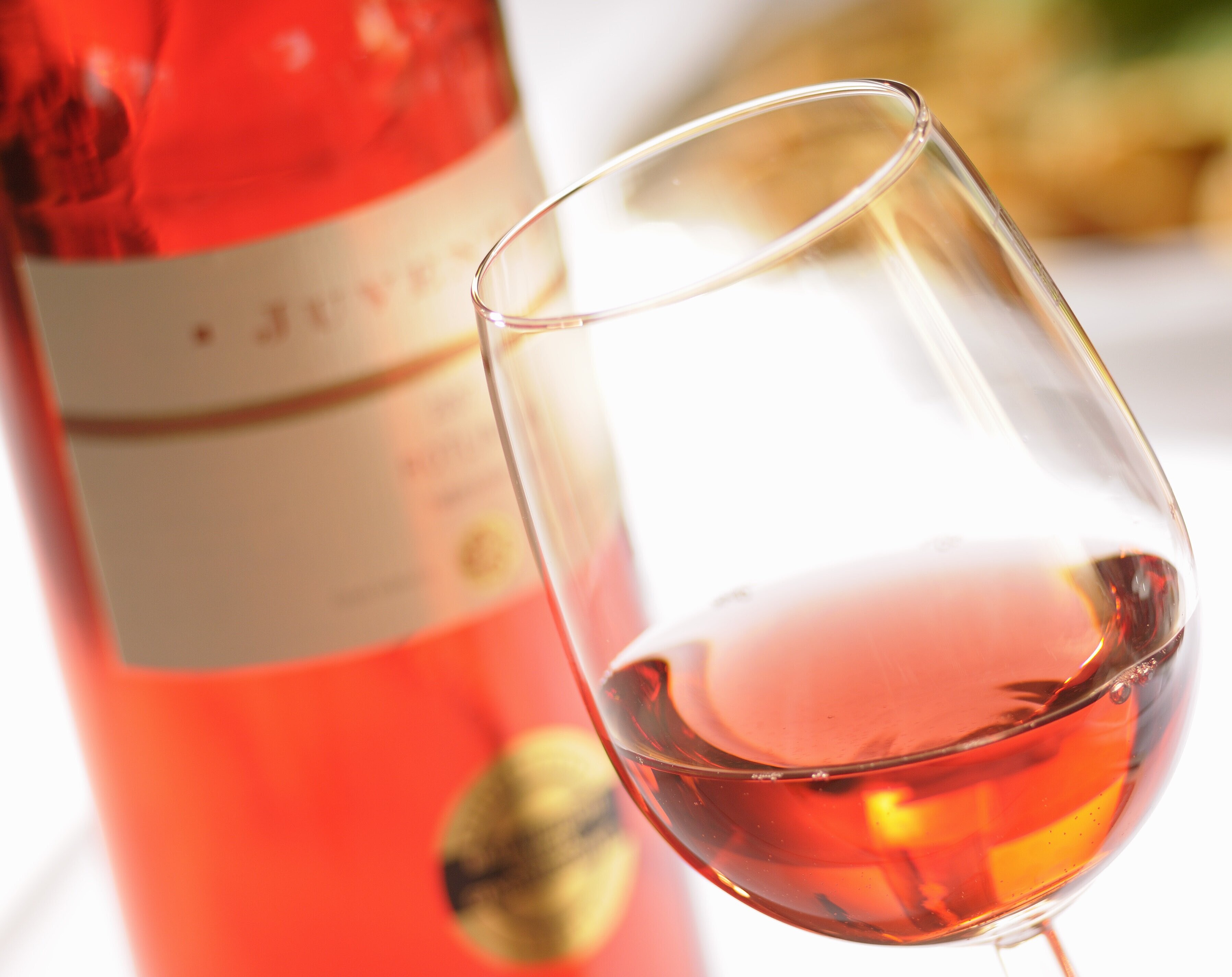 Weinglas und Weinflasche