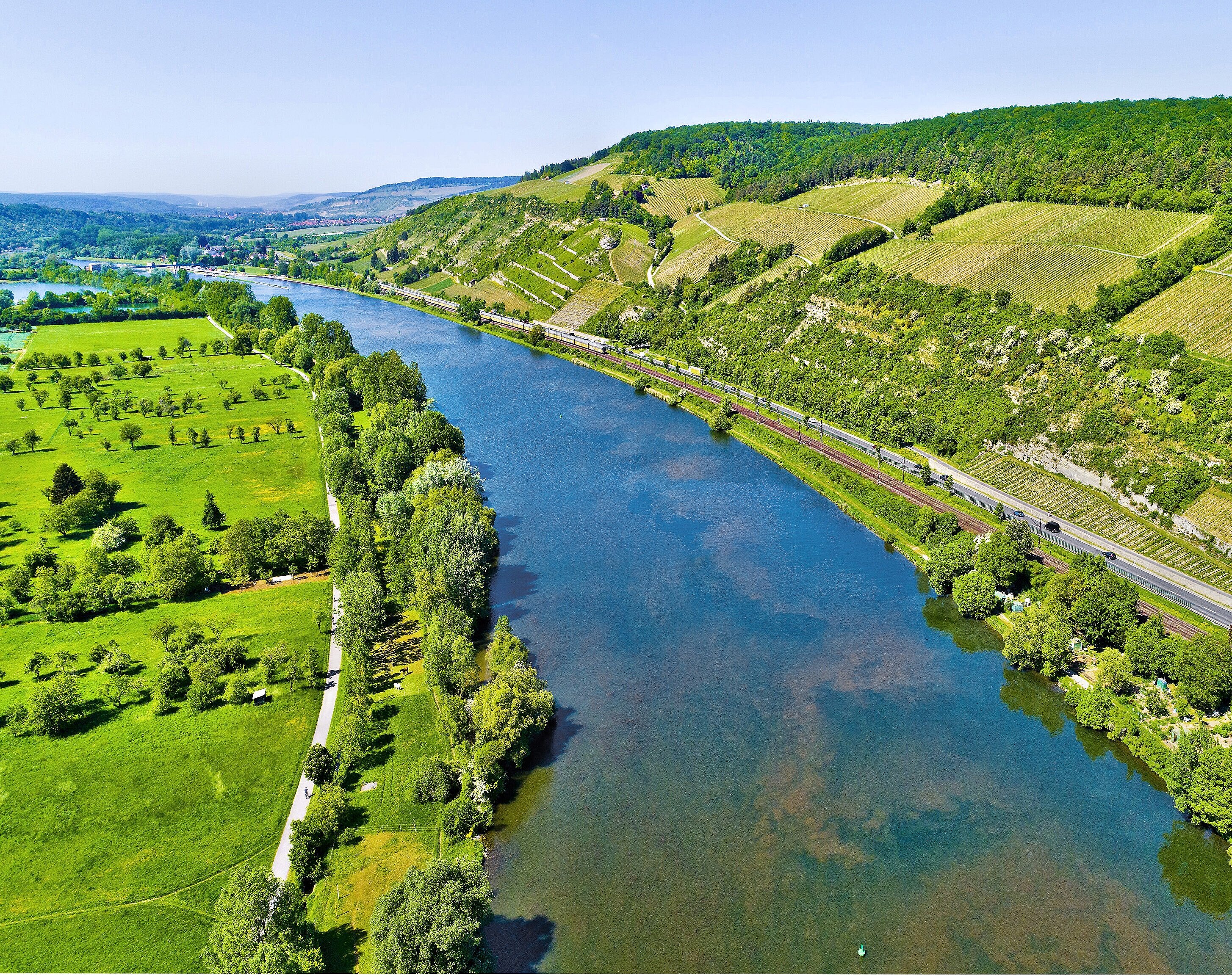 Blick auf das Maintal, mittig der Main, rechts die Weinberge, links Streuobstwiesen
