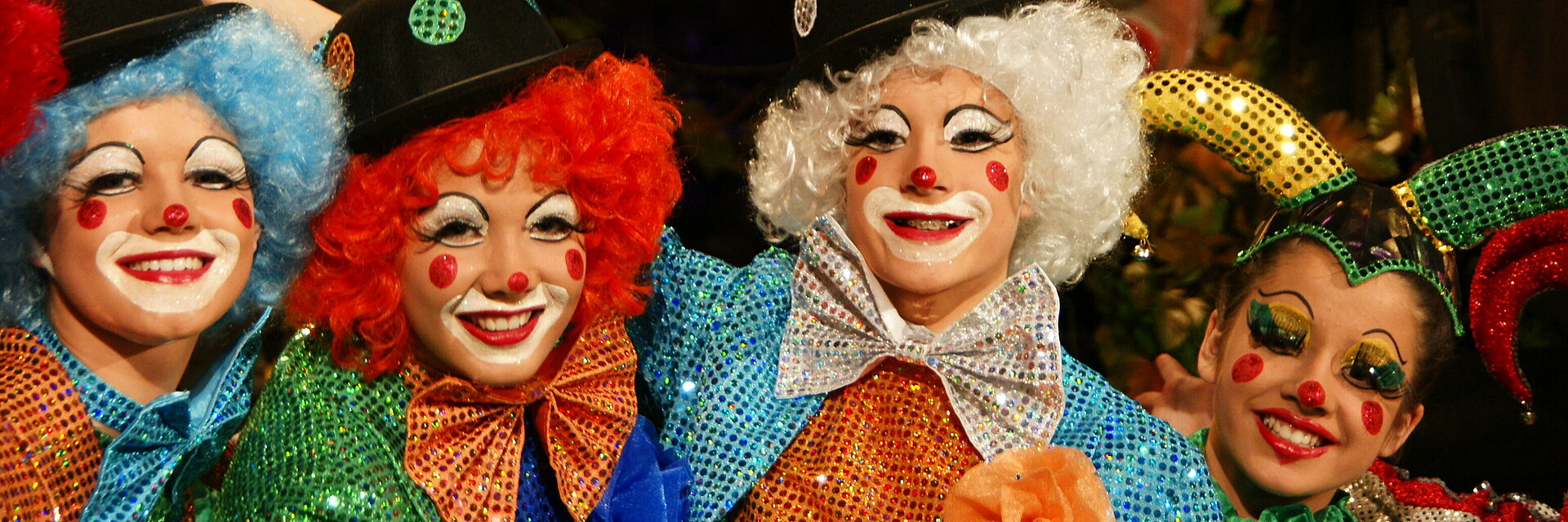Als Clowns verkleidete Tanzsportgarde