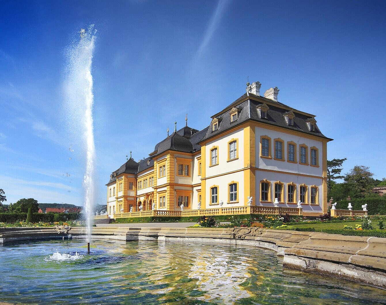 Im Hintergrund das Schloss Veitshöchheim, im Vordergrund Wasserspiele