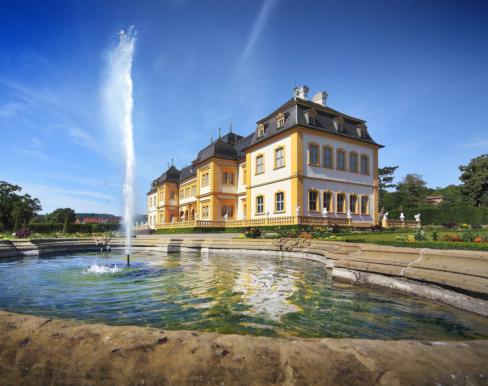Schloss im Rokokogarten Veitshöchheim, im Vordergrund Wasserspiele