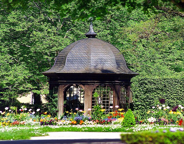 Pavillon im Rokokogarten Veitshöchheim Pavillon im Rokokogarten Veitshöchheim. Im Vordergrund bunte Blumen.