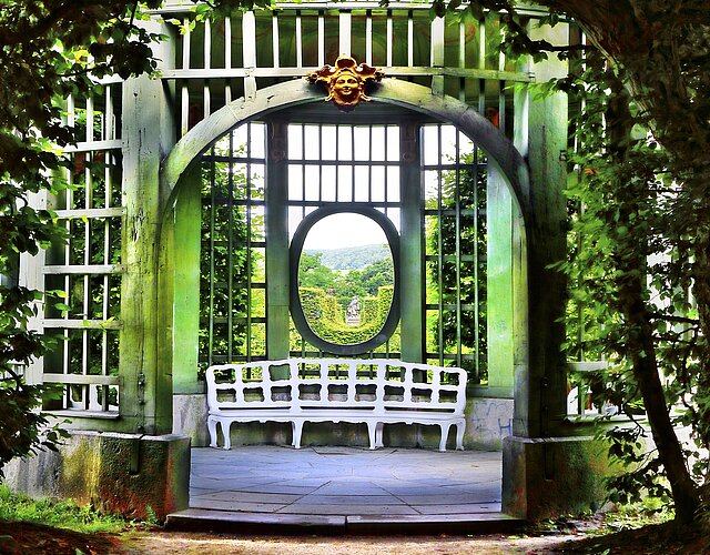 Pavillon im Rokokogarten Veitshöchheim Pavillon im Rokokogarten Veitshöchheim. In der Mitte eine Sitzbank.
