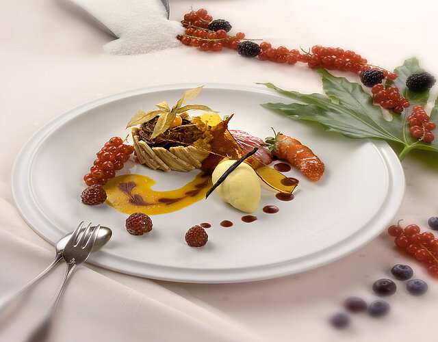 Ein wahrer Genuss Teller mit schön angerichtetem Dessert