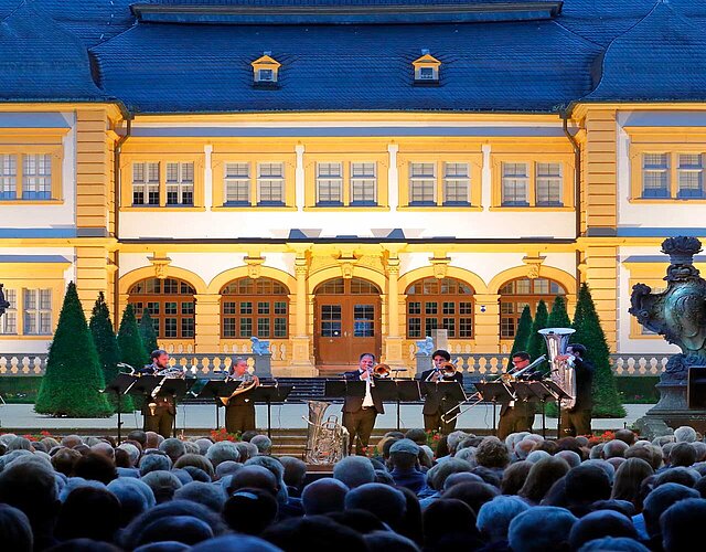 Mozartfest Serenade im Rokokogarten Veitshöchheim Mozartfest Serenade im Rokokogarten Veitshöchheim. Im Hintergrund die Band vor dem Schloss, im Vordergrund das Publikum