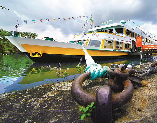 Ausflugschiff an der Mainlände Veitshöchheim Ausflugschiff an der Anlegestelle Mainlände Veitshöchheim
